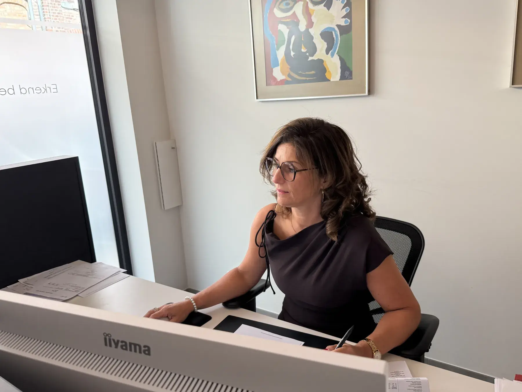 Cathy Dobbels aan haar bureau