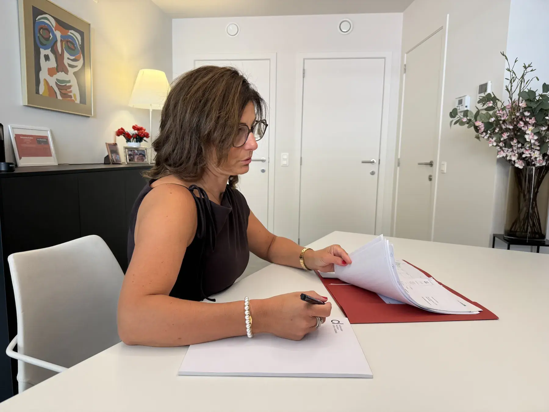 Cathy Dobbels neemt een dossier door