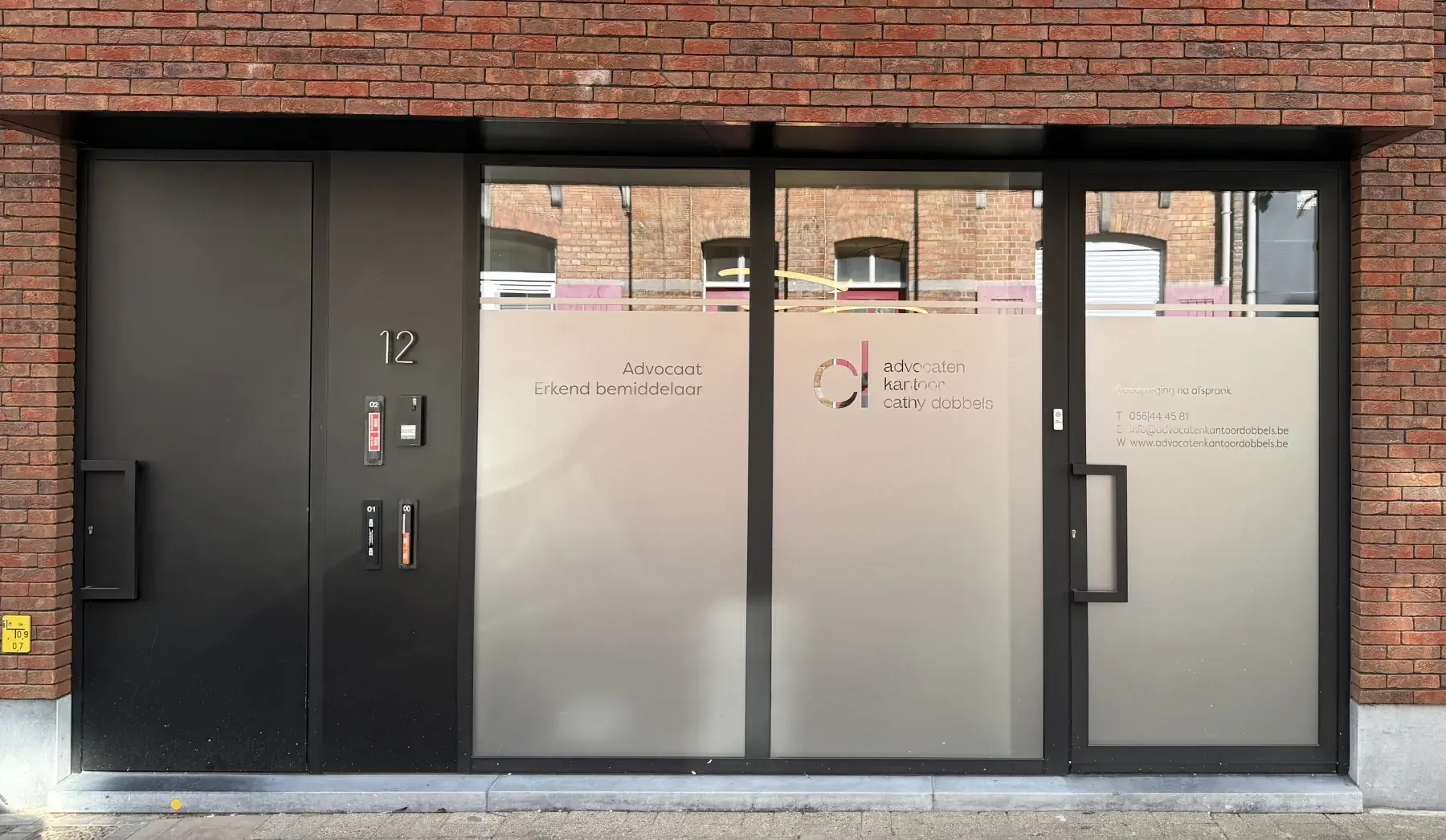 Gevel van het kantoor, Leiestraat 12 in Wervik
