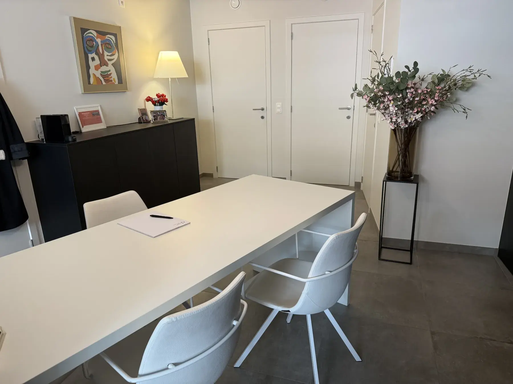 Bespreektafel met zicht op de wachtruimte